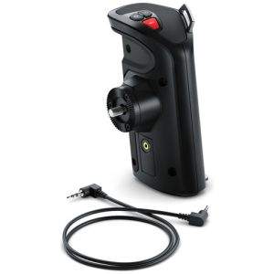 Il Blackmagic Design URSA Handgrip è l'accessorio perfetto per trasformare le tue riprese con le videocamere Blackmagic Design URSA in un'esperienza più fluida e controllata.